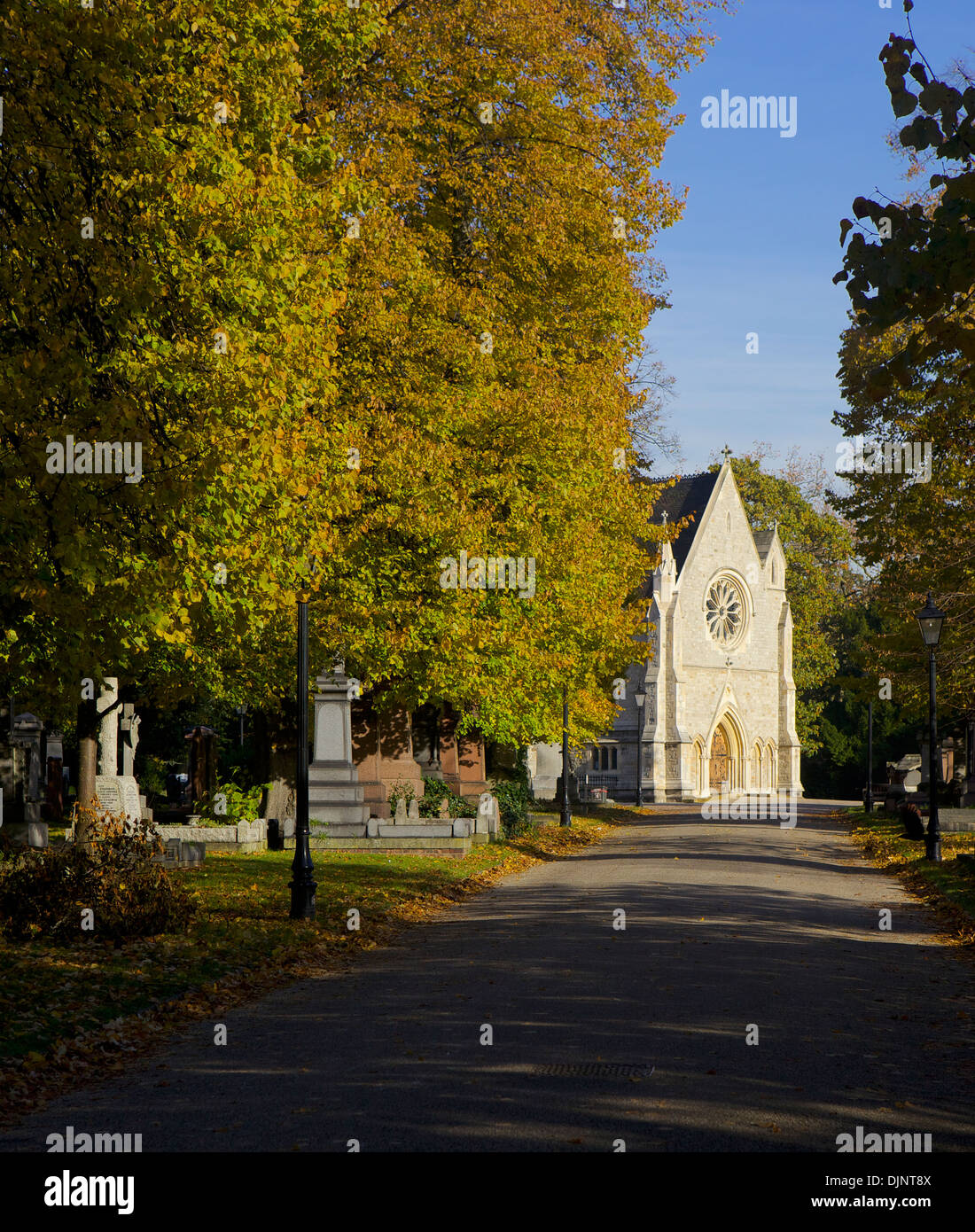 Chapelle sur une journée ensoleillée d'automne au cimetière de la ville de London, Londres, Royaume-Uni. Banque D'Images