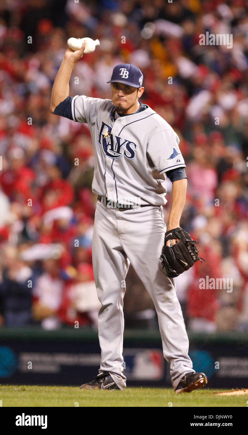 Oct 25, 2008 - Philadelphie, Pennsylvanie, USA - 104e Major League Baseball's World Series entre les gagnants de l'American et ligues nationales. La classique d'automne 2008 est entre AL - Rays de Tampa Bay et NL - Philadelphia Phillies. Trois jeu. Photo : MATT GARZA lance le sac rasin après avoir abandonné un home run solo de Ryan Howard en sixième manche. C'était la deuxième maison Banque D'Images