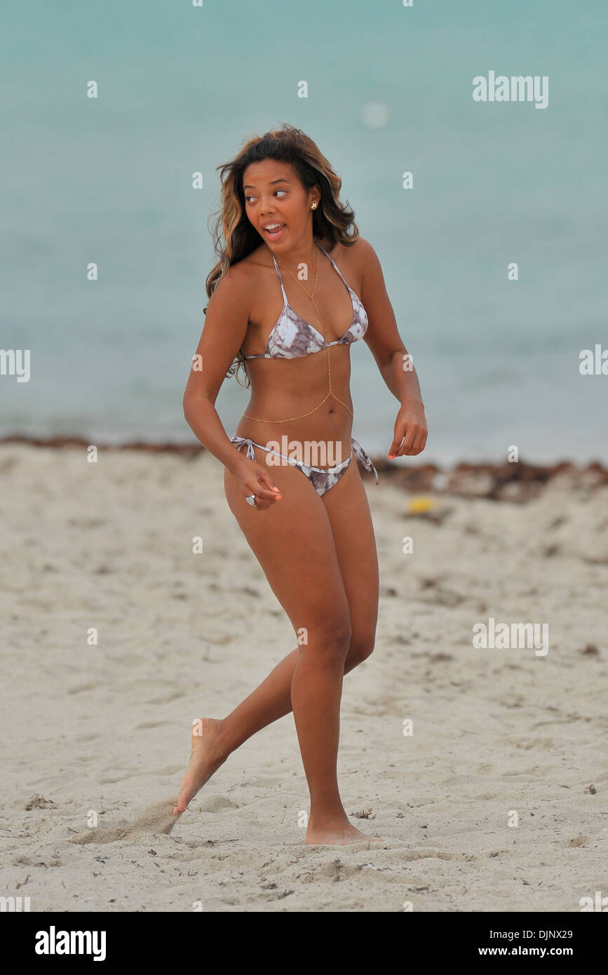 Angela Simmons vu sur la plage portant un petit bikini. Miami, Floride -  16.05.12 Photo Stock - Alamy