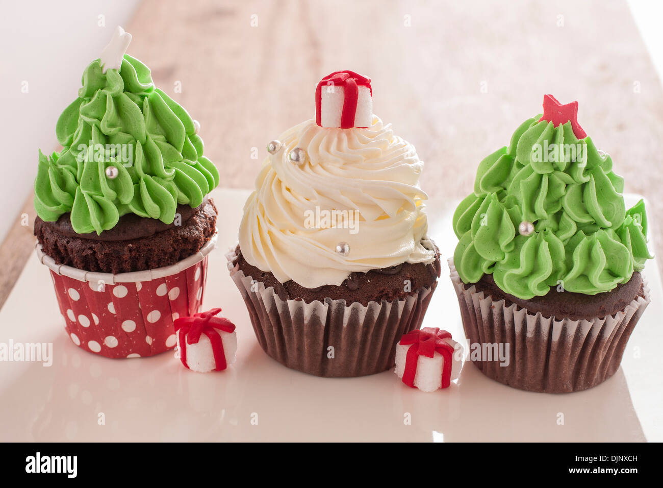 Petits gâteaux de Noël décoré avec boîte-cadeau Banque D'Images