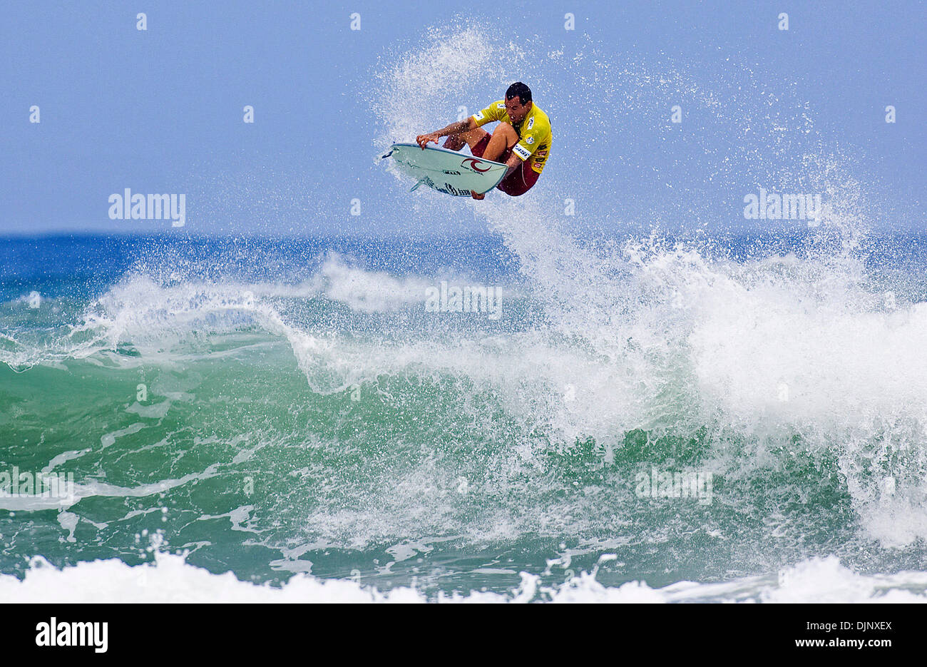 Oct 28, 2008 - Imbituba, Brazil - ancien concurrent ASP World Tour Raoni Monteiro (Brasil) (photo) s'est posé un frontside parfait manœuvre aérienne au cours de la première série de l'Hang Loose Santa Catarina Pro à Imbituba aujourd'hui, pour terminer à la deuxième place derrière Bede Durbidge gagnant de chaleur (Aus). (Crédit Image : © Kirstin Scholtz/ASP-couverts Images/ZUMA Press) Banque D'Images