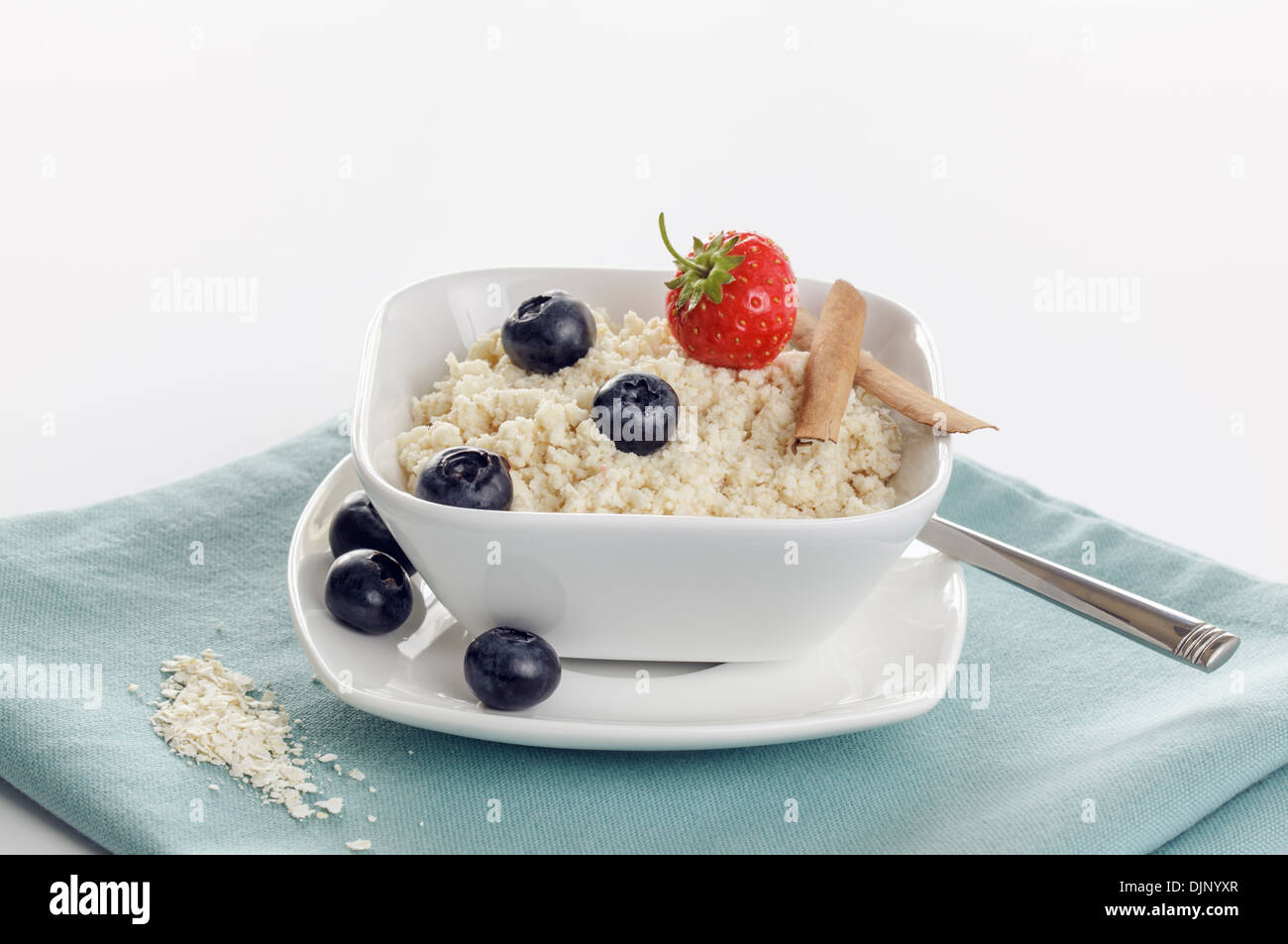 Millet muesli avec des fraises fraîches et les petits fruits bleu Banque D'Images