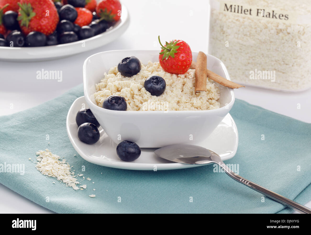 Millet muesli avec fraises et petits fruits bleu Banque D'Images