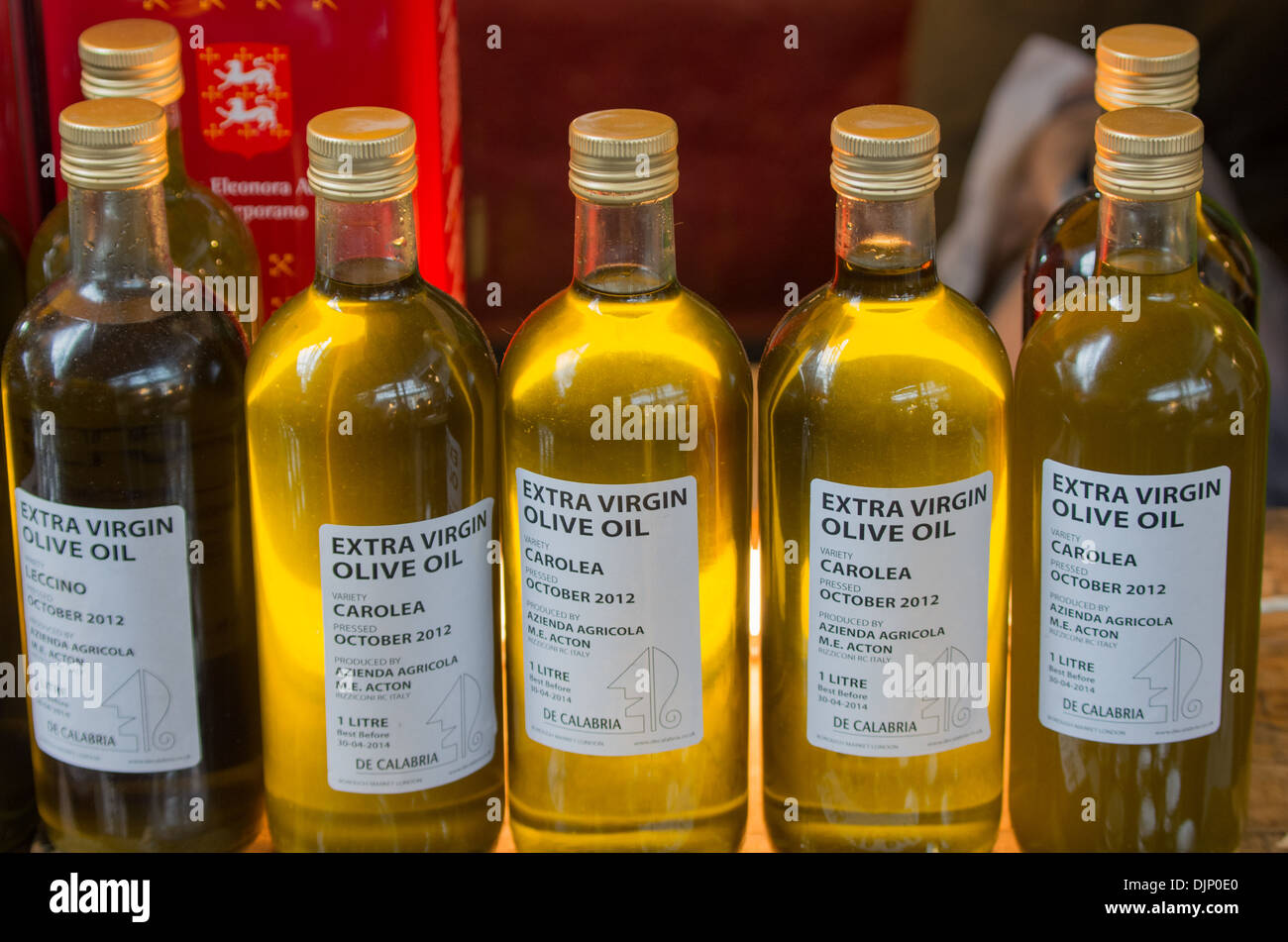 Bouteilles d'huile d'Olive alignés sur l'affichage Banque D'Images