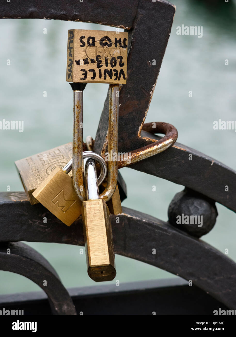 Cadenas Golden Love Lock fixés à des balustrades métalliques Venise, Italie Banque D'Images