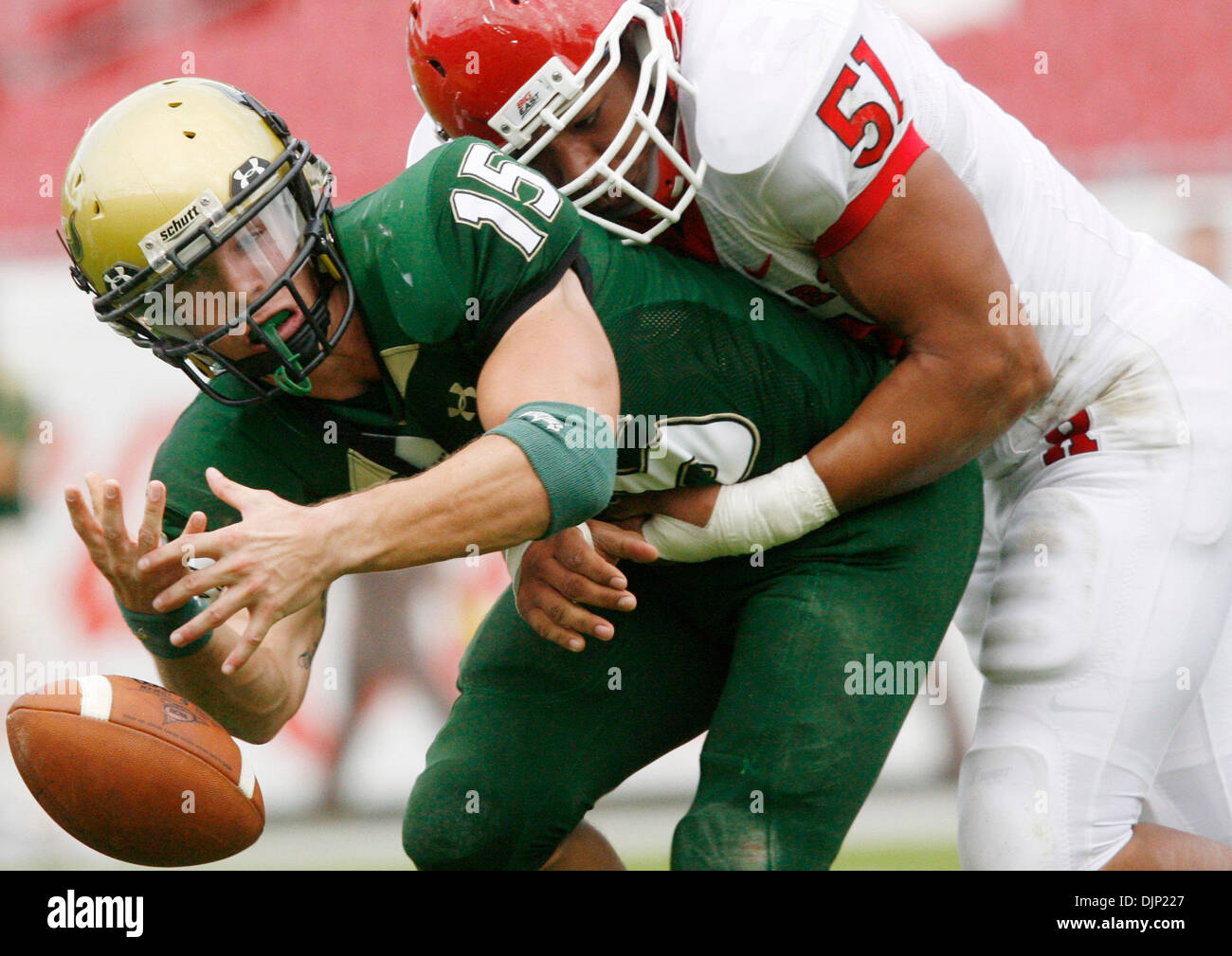 TP   297256 ALLE USF 06.WILLIE J. ALLEN JR. | fois.(11/15/2008 Tampa USF).sauvegarder quarterback Grant Gregory (15) tournant sur la boule fumbles pour la sixième fois le jour comme défensive fin Rutgers Bayoh Sorie (57) s'attaque à lui dans le quatrième trimestre de leur match au Stade Raymond James, le samedi. Score final 49-16 Rugers gagner. (Crédit Image : © St. Petersburg Times/ZUMA Press) Banque D'Images