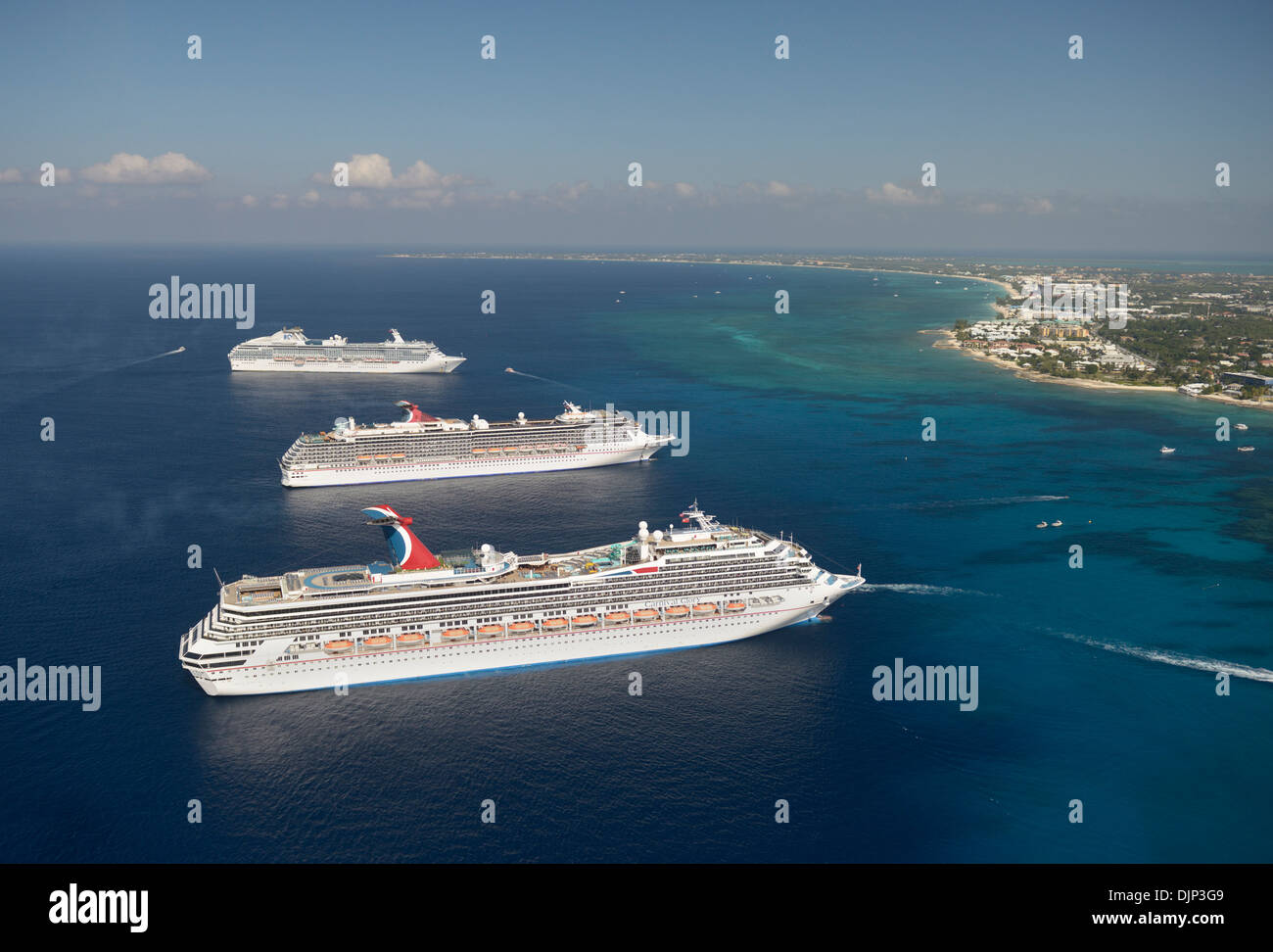 Les navires de croisière, Grand Cayman, Cayman Islands, British West Indies, Seven Mile Beach en arrière-plan Banque D'Images