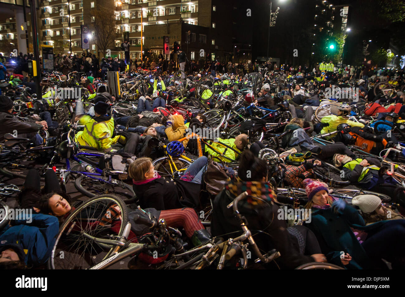 Londres, Royaume-Uni. 29 novembre 2013 manifestants à l'aide d'une matrice. en dehors de l'organisme Transport for London, 29 novembre 2013 Crédit : Zefrog/Alamy Live News Banque D'Images