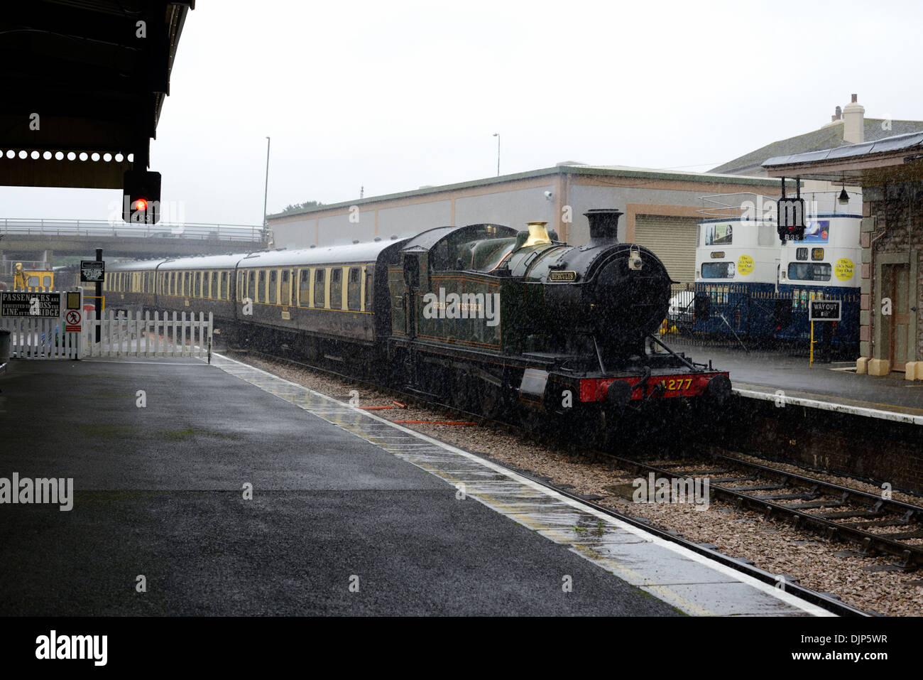 Locomotive à vapeur GWR 'Hercules' Classe 4200 - 4277 Numéro entrant Churston Gare dans Heavy Rain Banque D'Images