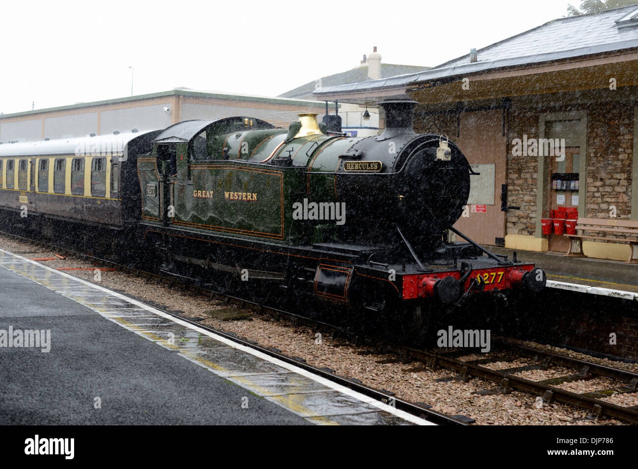 Locomotive à vapeur GWR 'Hercules' Classe 4200 - 4277 Numéro entrant Churston Gare dans Heavy Rain Banque D'Images