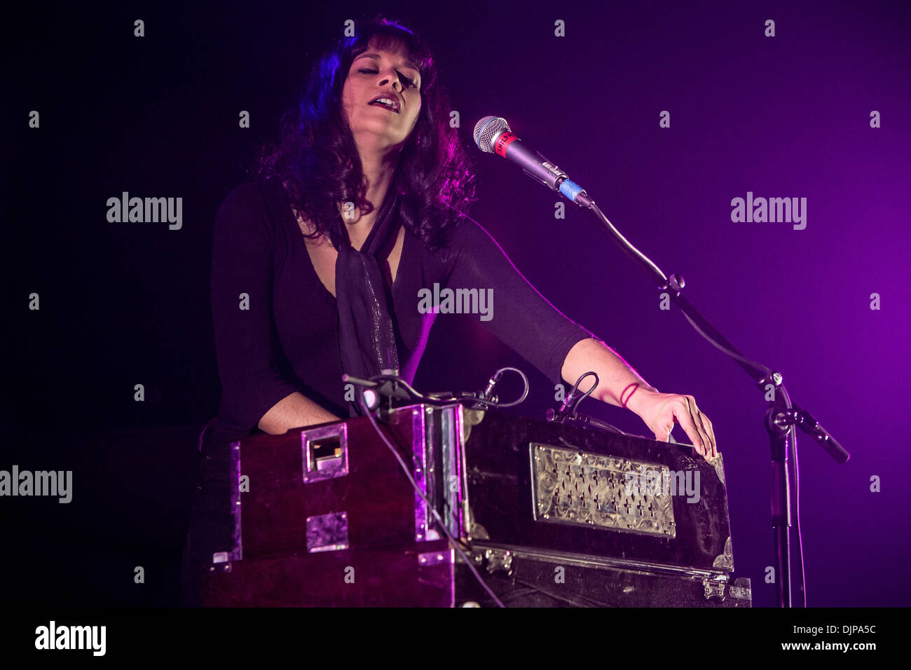 Milan Italie. 28 novembre 2013. SHILPA RAY exécute live music club Alcatraz l'ouverture de l'exposition de Nick Cave & The Bad Seeds Crédit : Rodolfo Sassano/Alamy Live News Banque D'Images