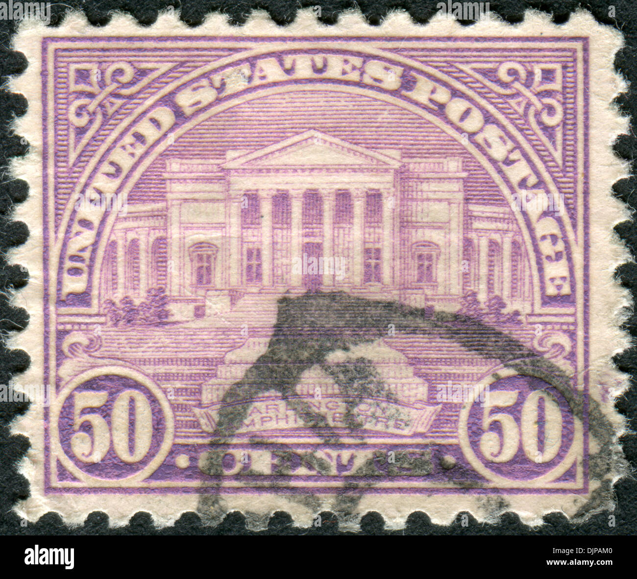 USA - VERS 1922 : timbres-imprimé aux Etats-Unis, montre l'Arlington Memorial Amphitheater, vers 1922 Banque D'Images