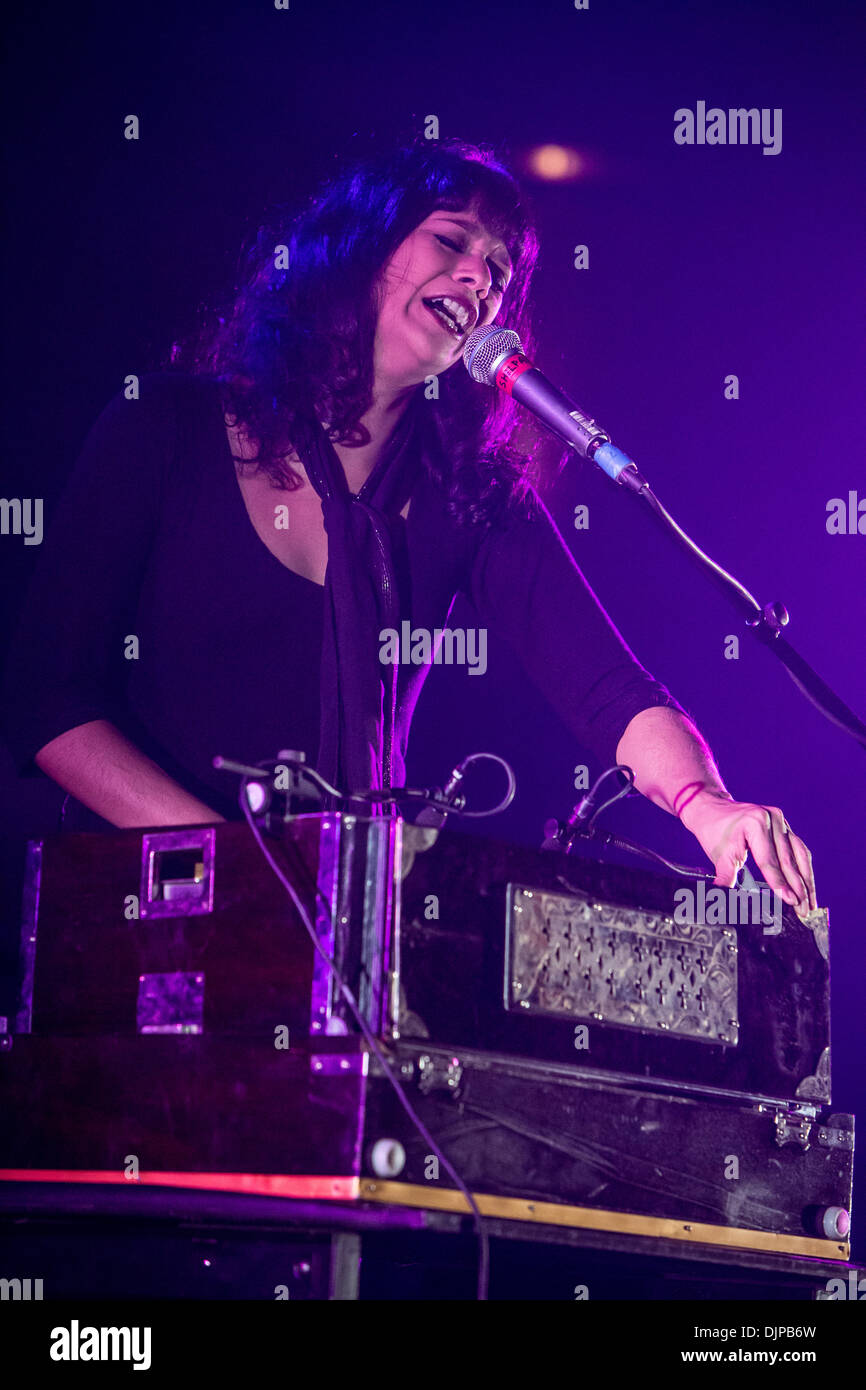 Milan Italie. 28 novembre 2013. SHILPA RAY exécute live music club Alcatraz l'ouverture de l'exposition de Nick Cave & The Bad Seeds Crédit : Rodolfo Sassano/Alamy Live News Banque D'Images