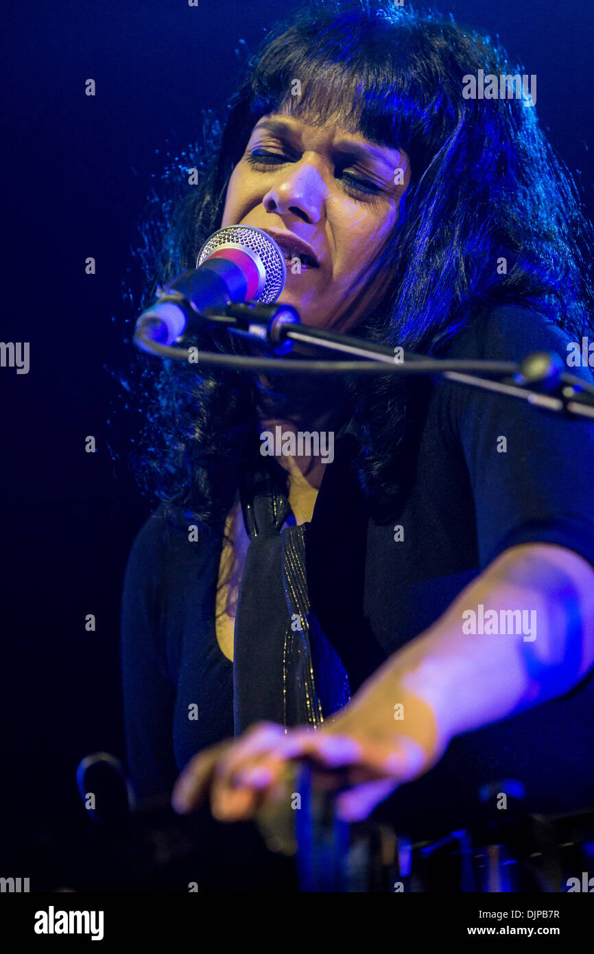 Milan Italie. 28 novembre 2013. SHILPA RAY exécute live music club Alcatraz l'ouverture de l'exposition de Nick Cave & The Bad Seeds Crédit : Rodolfo Sassano/Alamy Live News Banque D'Images