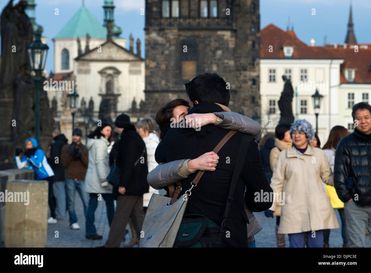 Un couple s'embrasser passionnément sur le Pont Charles .Le Pont Charles (République tchèque Karlův most ) est le plus vieux pont de Prague Banque D'Images