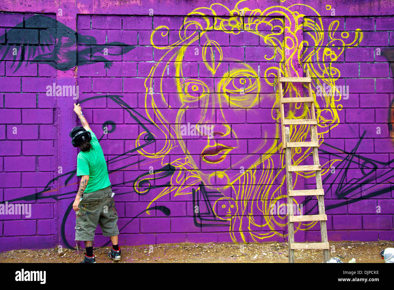 L'un des graffiti artistes travaillant sur son graffiti, encore que de travailler sur les lignes. Banque D'Images