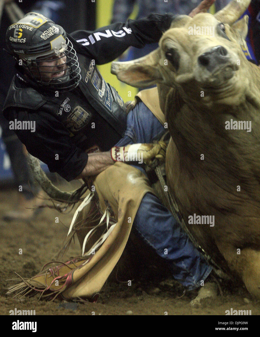 19 mars 2010 - Fresno, Californie, États-Unis - ROSS COLEMAN reste sur sa bulle, Pillow Talk, après le taureau blessé sa jambe lors de la Professional Bull Riders Table Mountain Casino Invitational au Save Mart Center. (Crédit Image : © Darrell Wong/Fresno Bee/ZUMApress.com) Banque D'Images