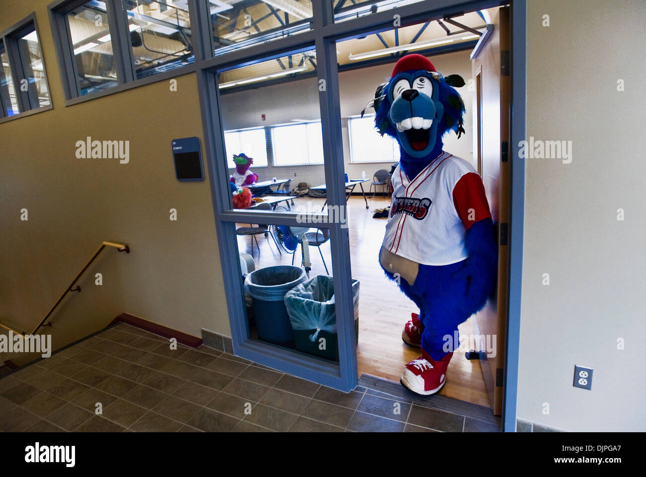 19 mars 2010 - Kutztown, Pennsylvanie, USA - 'Boomer', mascot pour Williamsport (PA) Crosscutters Baseball Club, à Dave Raymond en trois jours Mascot Boot Camp, qui a eu lieu sur le campus de l'Université de Kutztown. Raymond, les Phillies de Philadelphie original 'Phillie Phanatic," a engendré une révolution dans l'industrie du divertissement sportif avec le dingo bouffonneries de son caractère révolutionnaire Banque D'Images