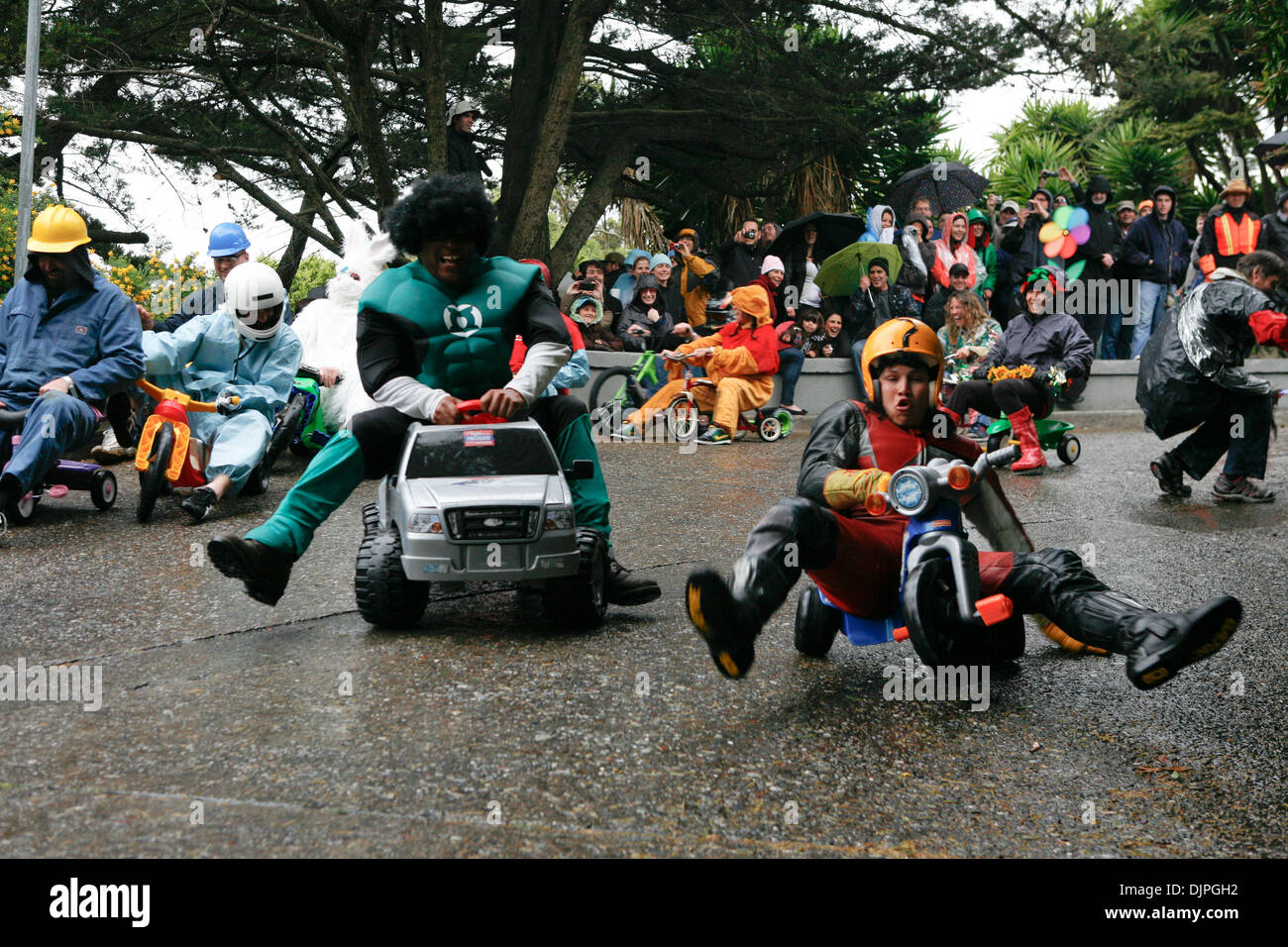 Apr 04, 2010 - San Francisco, Californie, USA - chaque course à la 10e édition de la Grande Roue apporter votre propre race est plein d'action que des centaines de participants à une vitesse, humide - sharp road sur pneus en plastique. (Crédit Image : © André Hermann/ZUMA Press) Banque D'Images