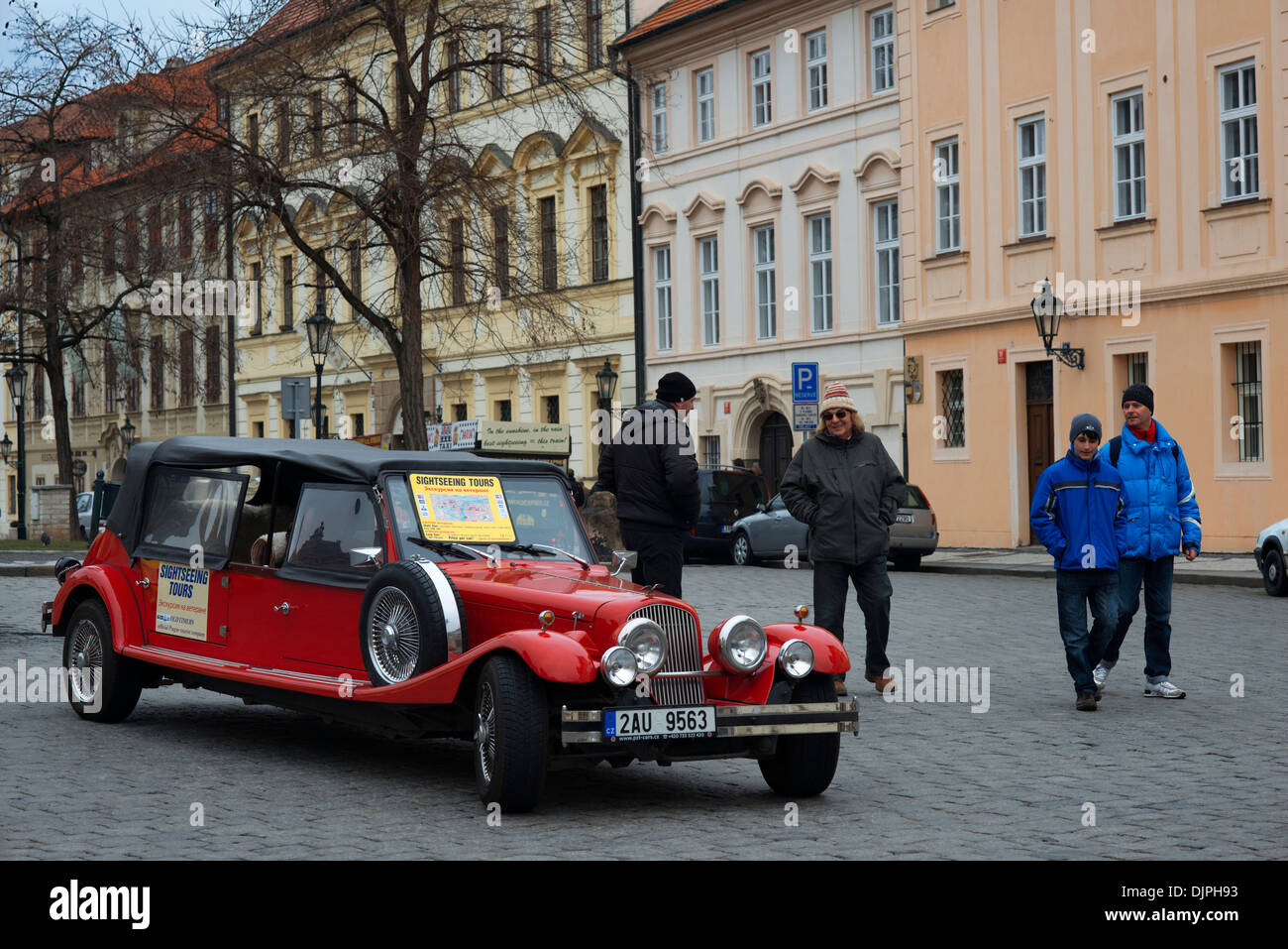 Historique de Prague en voiture .visite de Prague Retro 350 CZK (14 EUR) Un original avec une touche rétro à découvrir le centre de Prague Banque D'Images