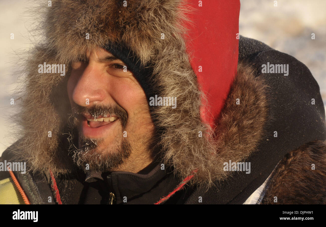 Mar 12, 2010 - Takotna, Alaska, USA - musher recrue EMIL CHURCHIN, le seul musher dans la course de cette année à partir de Anchorage, se prépare à quitter le poste de contrôle de Takotna, vendredi matin au cours de l'Iditarod Sled Dog Race 2010. (Crédit Image : © Bob Hallinen/Anchorage Daily News/ZUMA Press) Banque D'Images