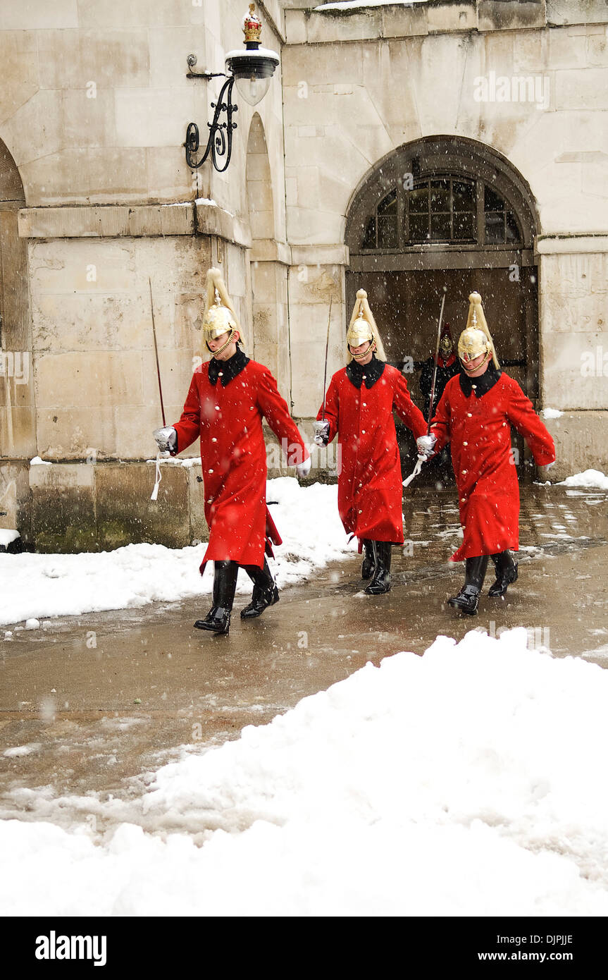 Horse Guards monté dans la neige, Londres Banque D'Images