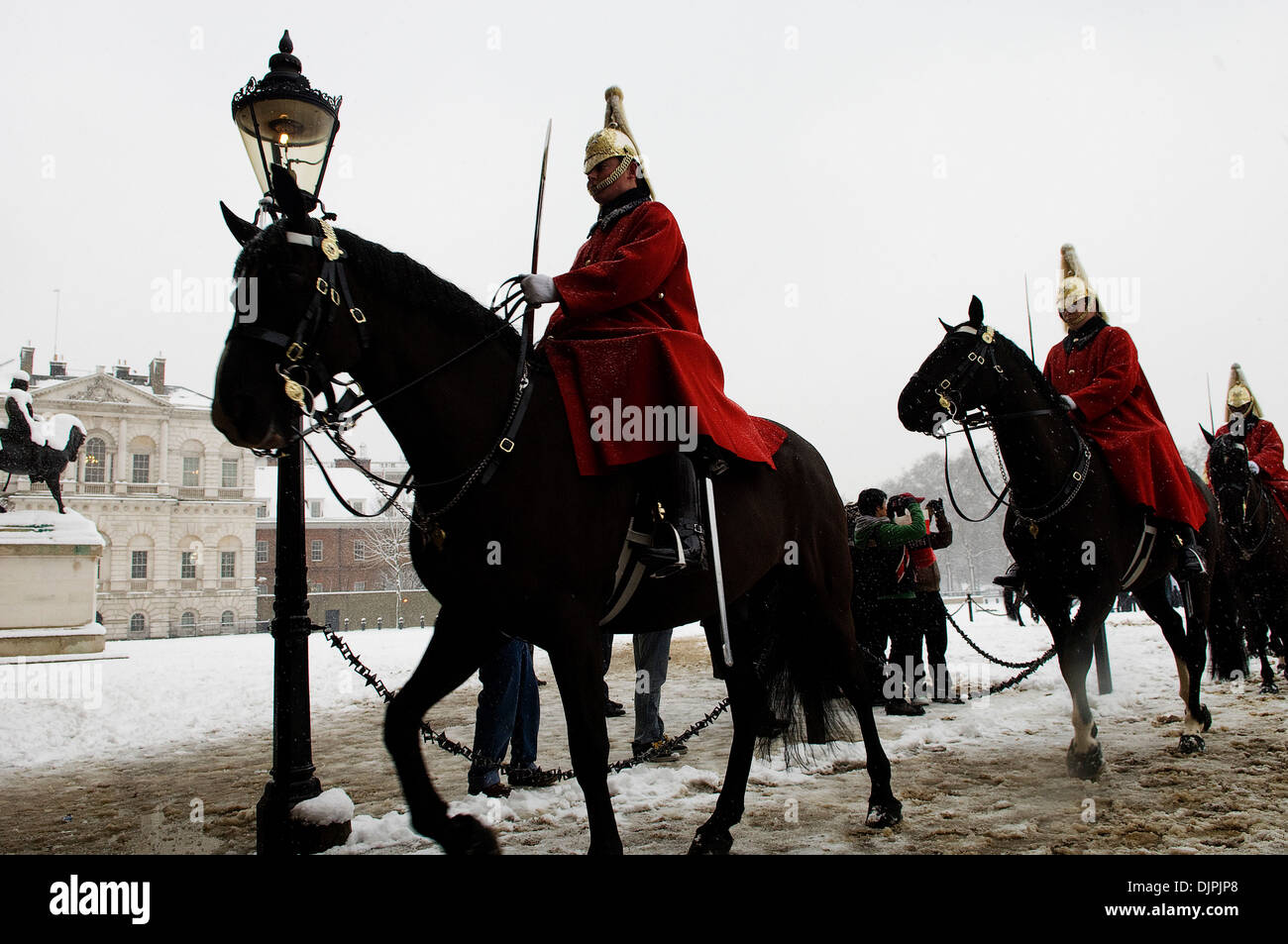 Horse Guards monté dans la neige, Londres Banque D'Images