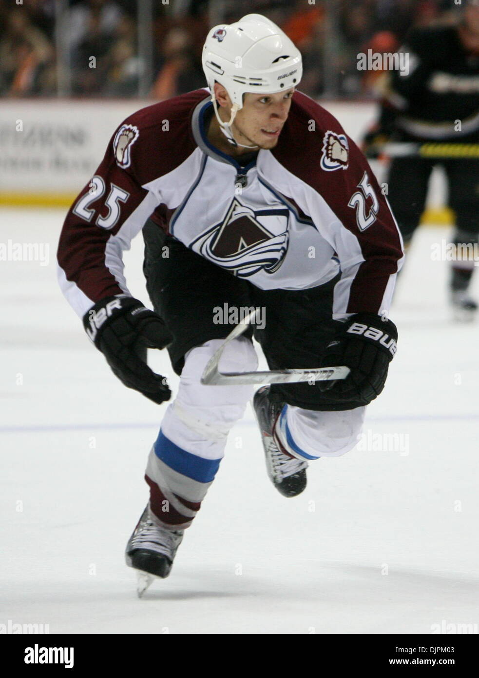 Mar 03, 2010 - Anaheim, Californie, USA - Colorado Avalanche aile droite Chris Stewart est photographié au cours d'un match de hockey contre les Ducks d'Anaheim au Honda Center. (Crédit Image : © Mark Samala/ZUMA Press) Banque D'Images