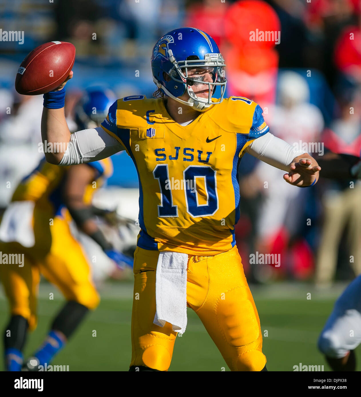 San Jose, CA, . 29 nov., 2013. San Jose State Spartans quarterback David Fales (10) en action au cours de la NCAA Football match entre les San Jose State Spartans et le fresno State Bulldogs au Spartan Stadium à San Jose, CA. San Jose a défait Fresno State 62-52. Damon Tarver/CSM/Alamy Live News Banque D'Images