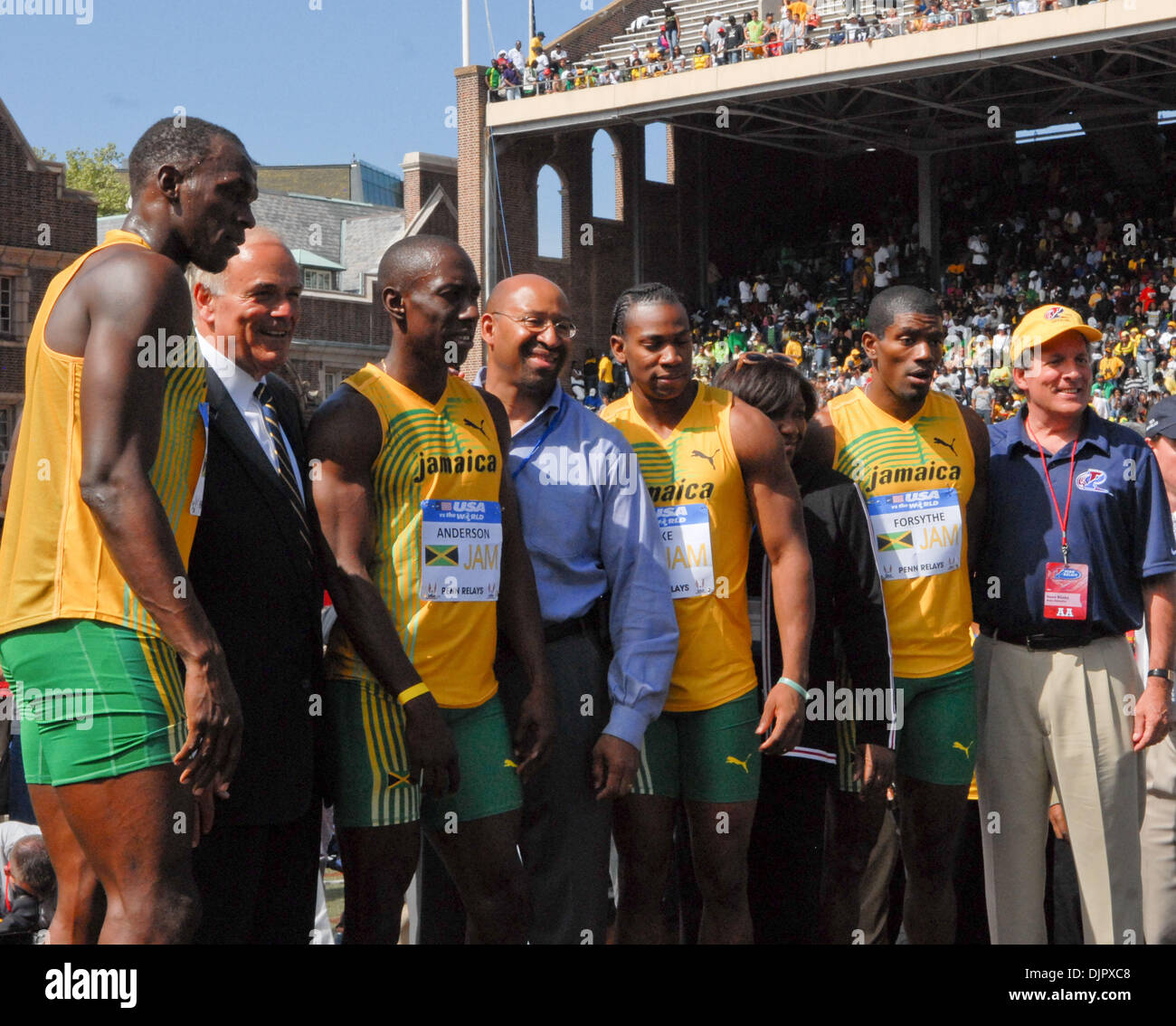 Apr 24, 2010 - Philadelphie, Pennsylvanie, États-Unis - Usain Bolt et la Jamaïque de l'équipe gagner le relais 4 x 100. Médaillé d'or olympique, USAIN Bolt (L) et de l'équipe de la Jamaïque sur le stand avec des prix Gouverneur ED RENDELL PA et le maire de Philadelphie, MICHAEL NUTTER. (Crédit Image : © Ricky Fitchett/ZUMA Press) Banque D'Images