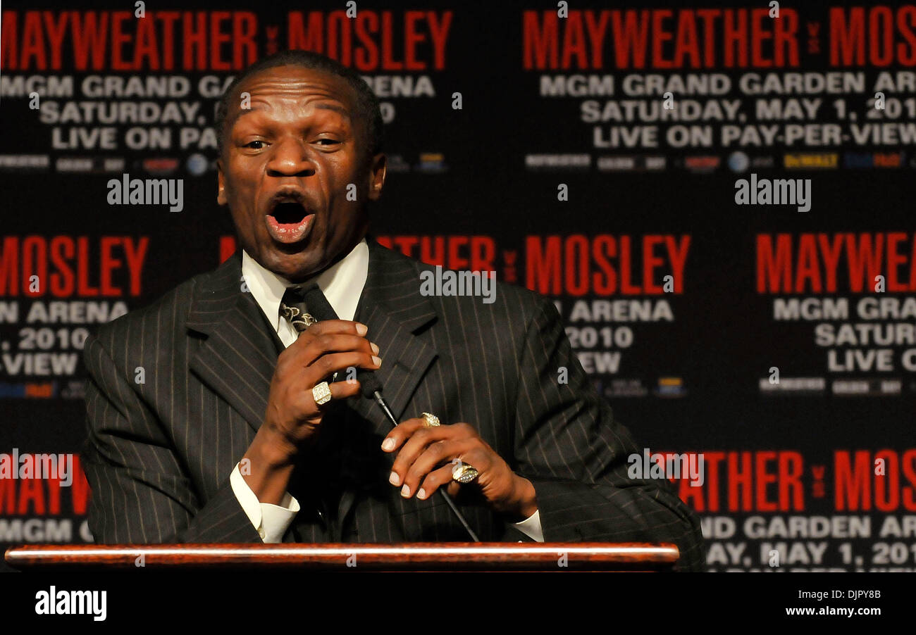 28 avril 2010 - Las Vegas, Nevada, USA - Floyd Mayweather SR, le père de boxer Floyd Mayweather Jr parle lors de la dernière conférence de presse à l'hôtel MGM Grand Hôtel / Casino le 28 avril 2010 à Las Vegas, Nevada. Mayweather Jr prendra sur Shane Mosley dans un combat de Poids welter au MGM Grand Garden Arena le 1 mai. (Crédit Image : © David Becker/ZUMApress.com) Banque D'Images