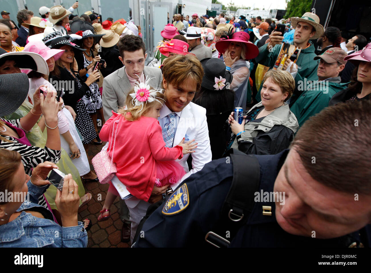 01 mai 2010 - Louisville, Kentucky, États-Unis - Larry Birkhead a effectué sa fille Dannielyn, fille de feu Anna Nicole Smith, à la 136e exécution du Kentucky Derby à Churchill Downs Samedi 1er mai 2010. Photo par Charles Bertram (crédit Image : © Lexington Herald-Leader/ZUMApress.com) Banque D'Images