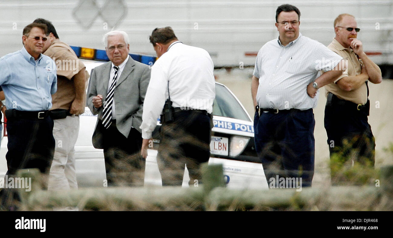 20 mai 2010 - West Memphis, AR, États-Unis - ID DE L'HOMME CORRIGE 3e à partir de la photo de gauche par Alan. Spearman.West Memphis maire William (Bill) H. Johnson, troisième à partir de la gauche, à la scène où deux West Memphis policiers ont été tués en service Jeudi, 20 mai 2010. West Memphis Policiers Brandon Paudert et Bill Evans ont été tués après une fusillade sur l'Interstate 40 j Banque D'Images