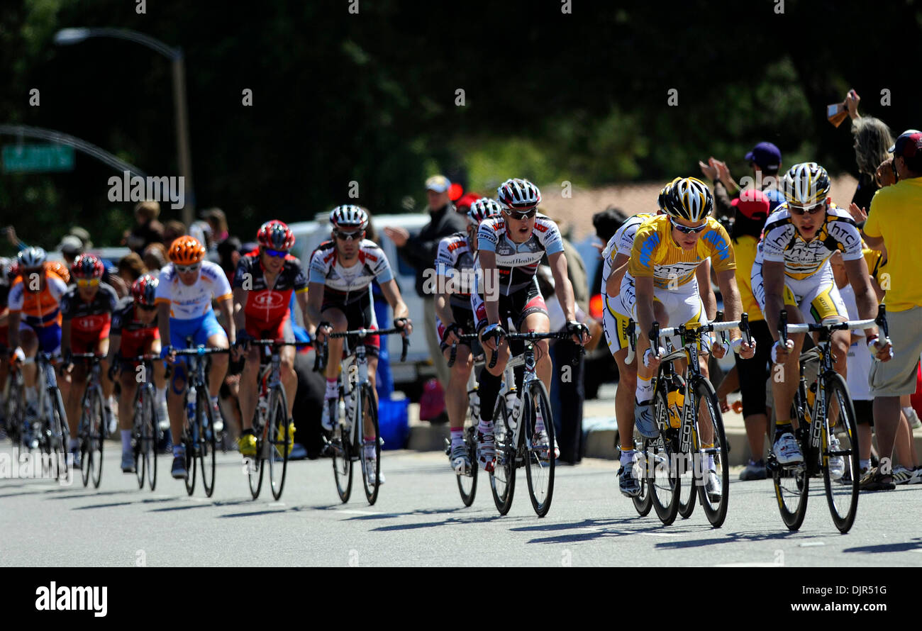 23 mai 2010 - Thousand Oaks, Californie, USA - MICHAEL ROGERS, de l'Australie, (en maillot jaune) équitation pour HTC-Columbia randonnées avec un pack sur son chemin pour gagner la classification d'2010 Amgen Tour de Californie. La huitième et dernière étape a été dans la ville de Thousand Oaks, Westlake Village et dans d'Agoura Ventura et comtés de Los Angeles en Californie. (Crédit Image : © K Banque D'Images