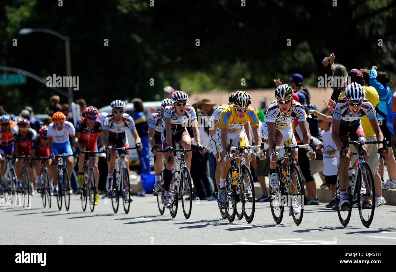 23 mai 2010 - Thousand Oaks, Californie, USA - MICHAEL ROGERS, de l'Australie, (en maillot jaune) équitation pour HTC-Columbia randonnées avec un pack sur son chemin pour gagner la classification d'2010 Amgen Tour de Californie. La huitième et dernière étape a été dans la ville de Thousand Oaks, Westlake Village et dans d'Agoura Ventura et comtés de Los Angeles en Californie. (Crédit Image : © KC Banque D'Images