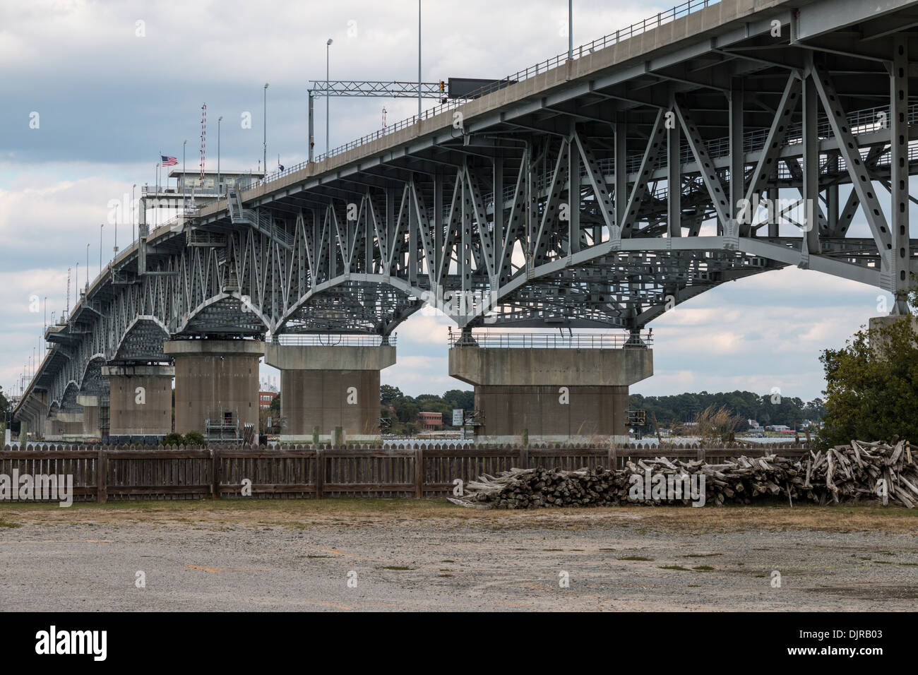 George P Coleman Memorial Bridge - pont à double bascule au-dessus de la rivière York à Yorktown, en Virginie. Banque D'Images