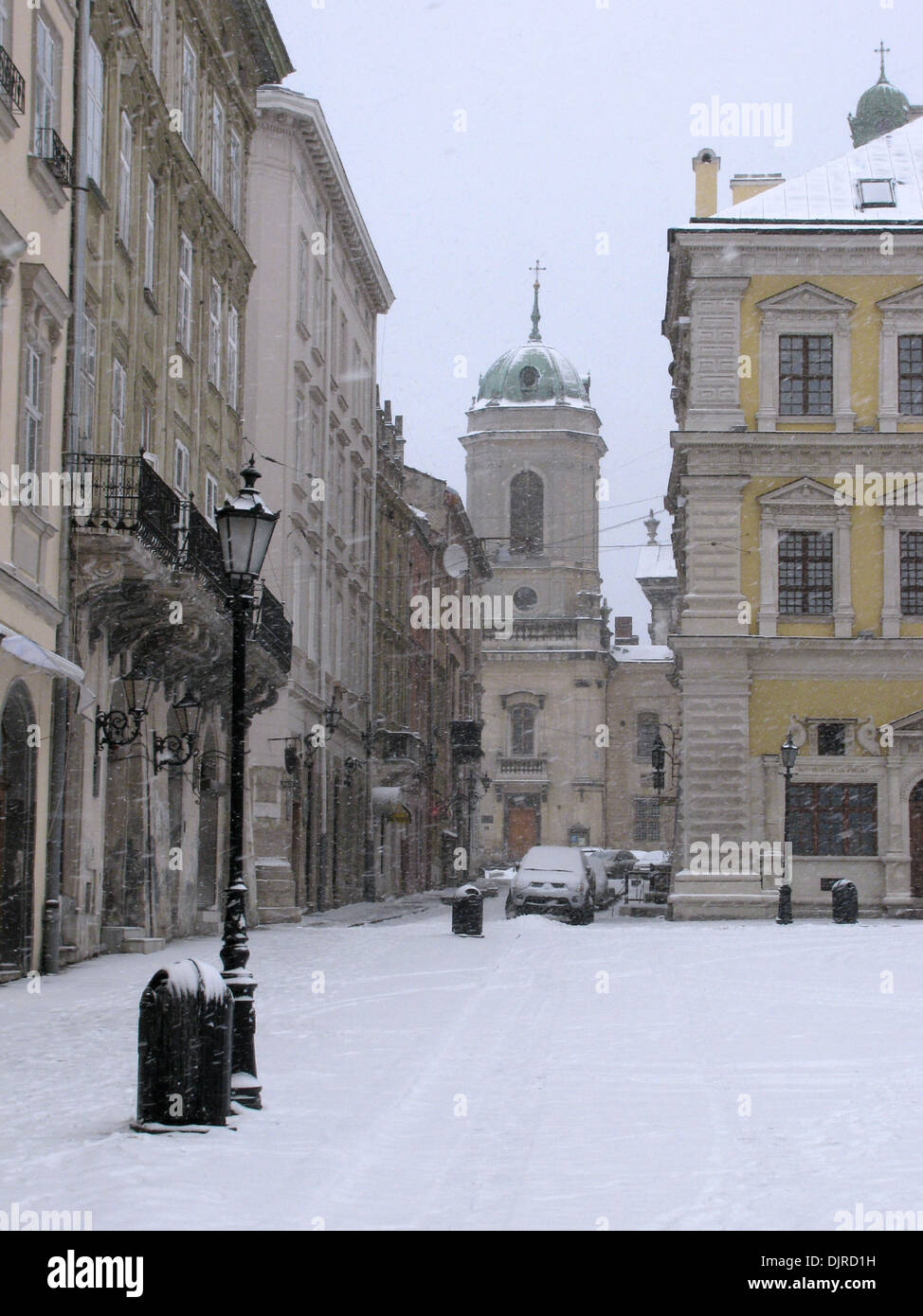 Vue sur église dominicaine à Lviv à l'hiver Banque D'Images