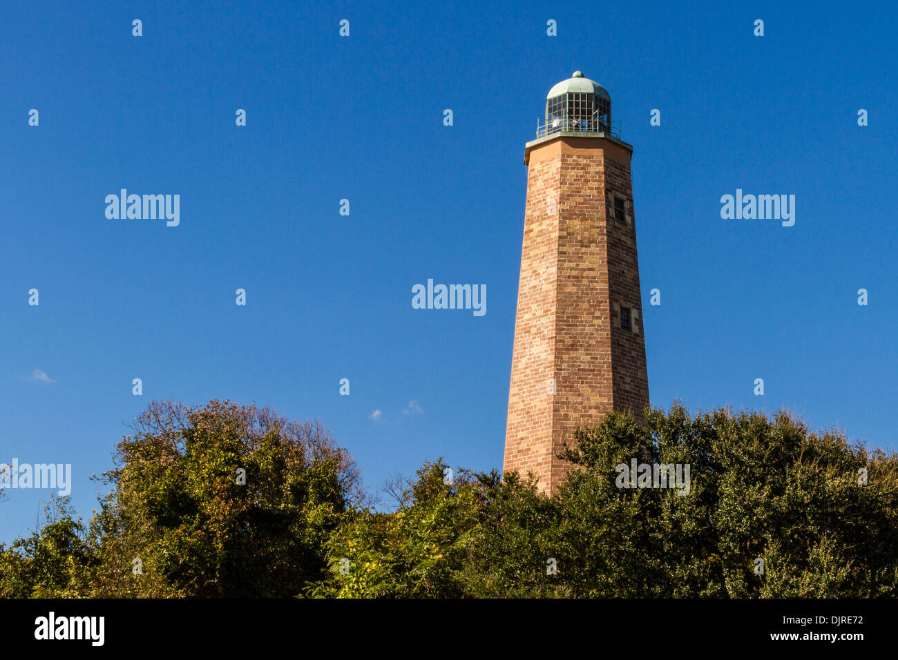 Old Cape Henry Lighthouse sur le terrain de fort Story en Virginie. Banque D'Images