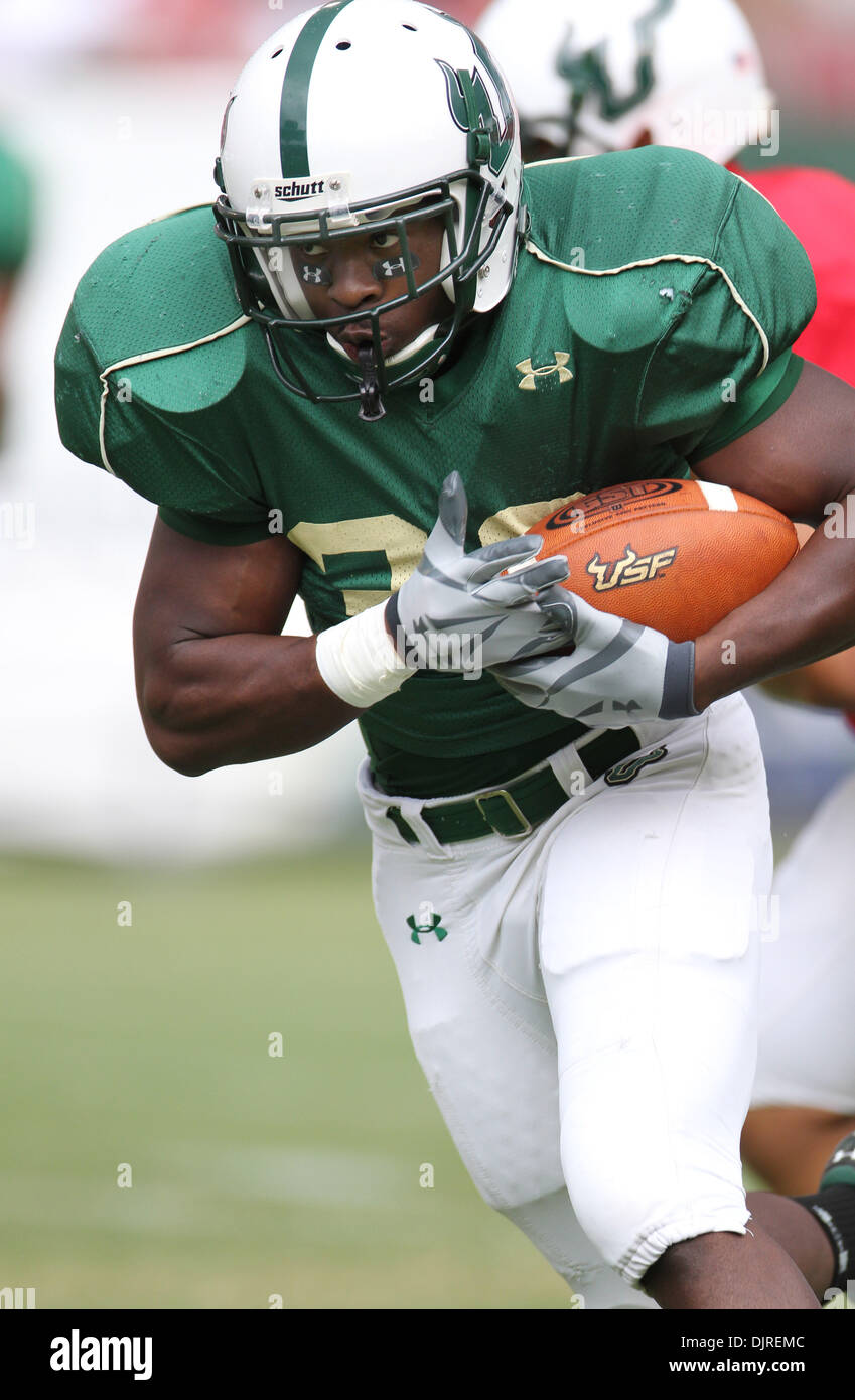 17 avril 2010 - Tampa, Floride, États-Unis - 17 Avril 2010 : l'USF running back Ed Williams (# 38) se réchauffe avant le match. La Floride du sud de l'équipe a défait l'équipe Bulls 52-31 comme USF joué leur jeu de football de printemps chez Raymond James Stadium de Tampa, Floride (crédit Image : © Margaret Bowles/ZUMApress.com) Southcreek/mondial Banque D'Images