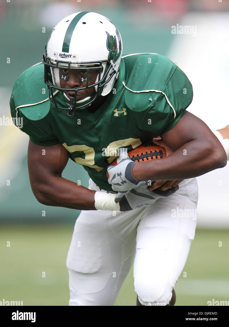 17 avril 2010 - Tampa, Floride, États-Unis - 17 Avril 2010 : l'USF running back Ed Williams (# 38) se réchauffe avant le match. La Floride du sud de l'équipe a défait l'équipe Bulls 52-31 comme USF joué leur jeu de football de printemps chez Raymond James Stadium de Tampa, Floride (crédit Image : © Margaret Bowles/ZUMApress.com) Southcreek/mondial Banque D'Images
