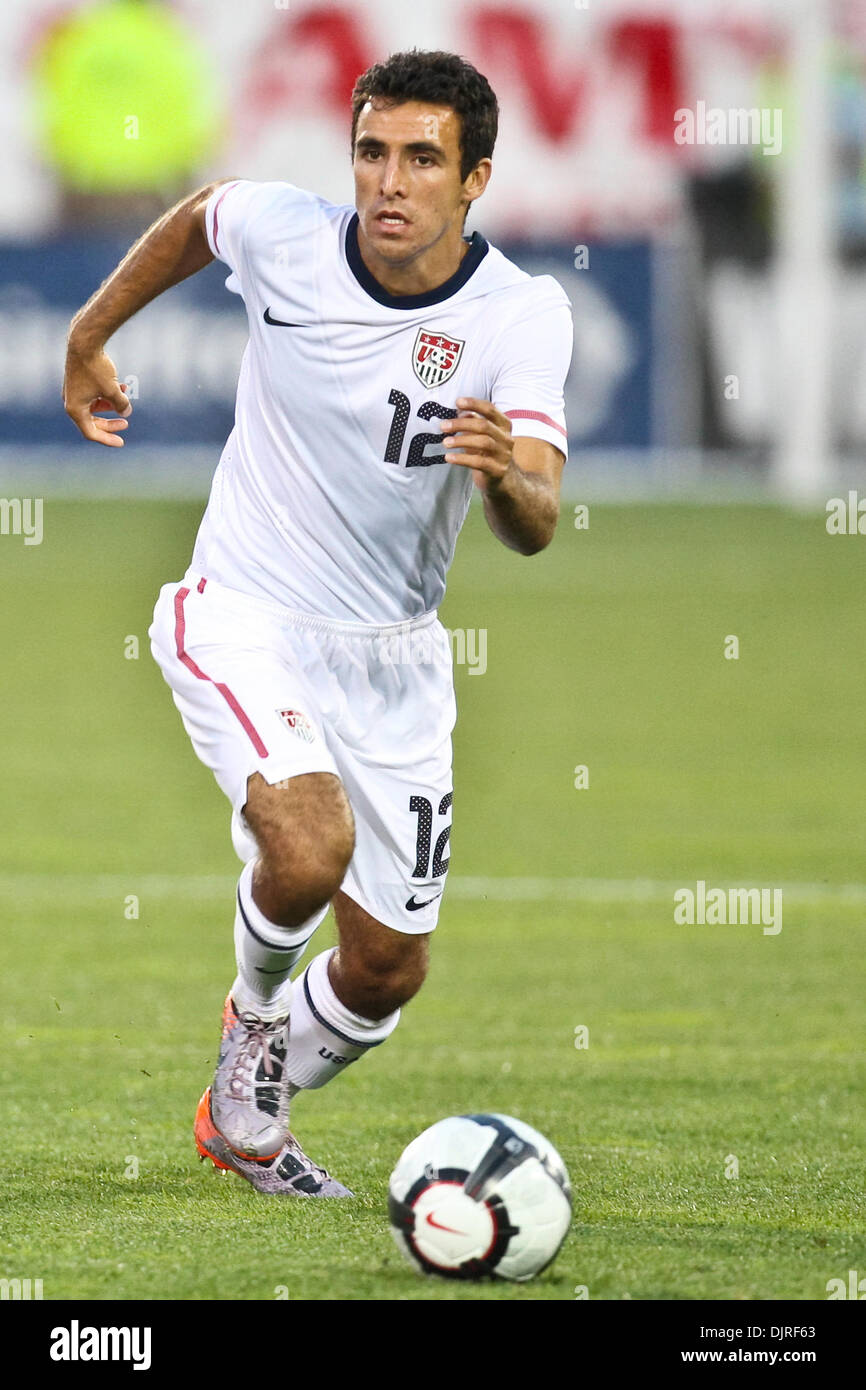 25 mai 2010 - East Hartford, Connecticut, États-Unis - 25 mai 2010 : Coupe du Monde de football. United States defender Jonathan Bornstein (12) avances la balle en milieu de terrain pendant un match amical à Rentschler Field, East Hartford, Connecticut. La République tchèque a remporté le match 4 - 2. (Crédit Image : © Mark Fort/global/ZUMApress.com) Southcreek Banque D'Images