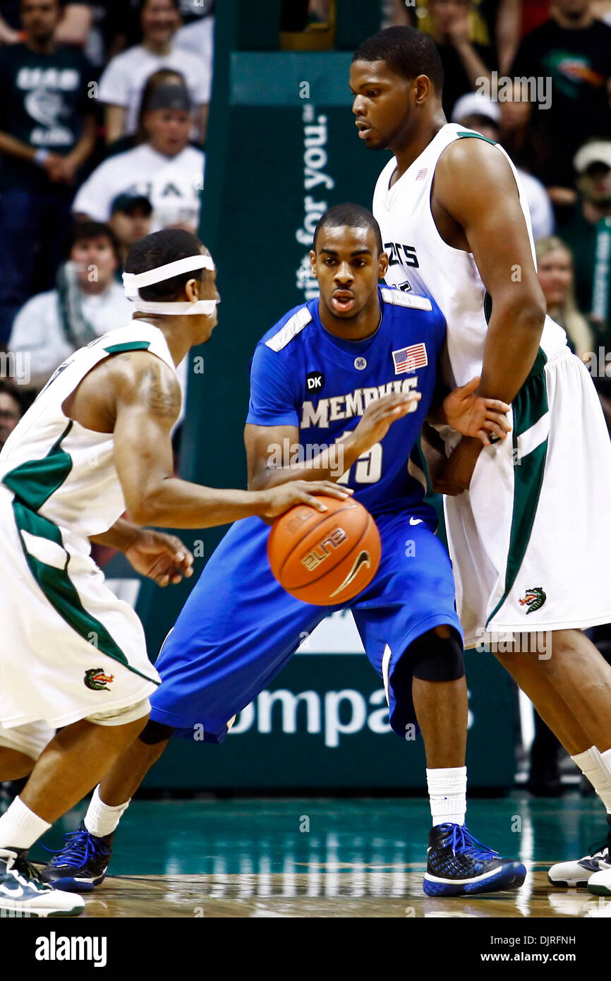 Mar. 03, 2010 - Birmingham, Alabama, États-Unis - 3 mars, 2010 : Aaron Johnson UAB guard # 1 travaille à partir d'une reprise par coéquipier Kenneth Cooper # 15 au cours de l'action de jeu dans la première moitié. Sentiers UAB Memphis 29-36 à la moitié tenue à Bartow Arena à Birmingham, AL. (Crédit Image : © Jason Clark/ZUMApress.com) Southcreek/mondial Banque D'Images