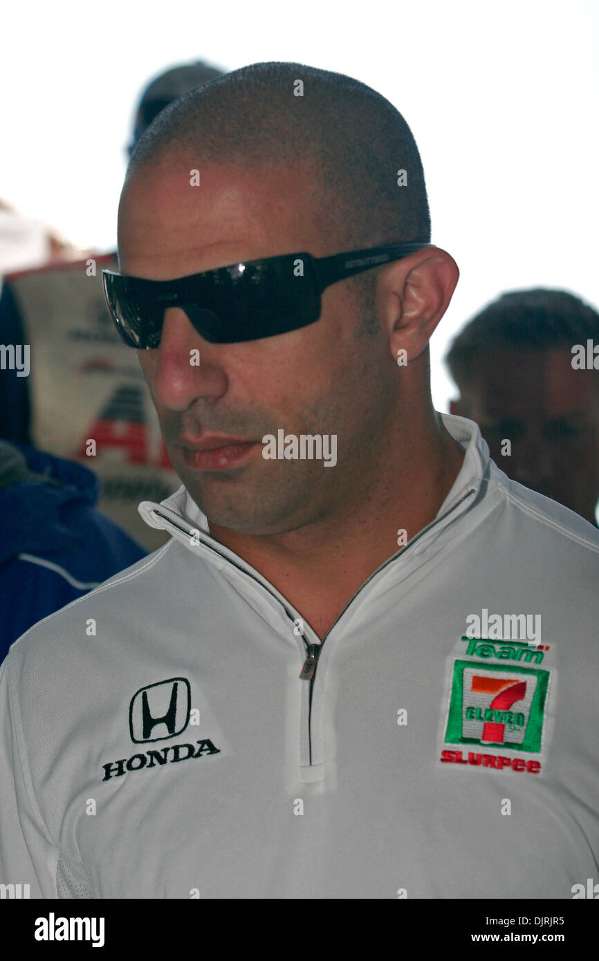 Avril 11, 2010 - Birmingham, Alabama, États-Unis - 11 Avril 2010 : 7-Eleven Tony Kanaan pilote (11) laisse le conducteur/chef de l'équipe de réunion pour l'Indy Grand Prix de l'Alabama à Barber Motorsports Park à Birmingham, Alabama. (Crédit Image : © Jason Clark/ZUMApress.com) Southcreek/mondial Banque D'Images