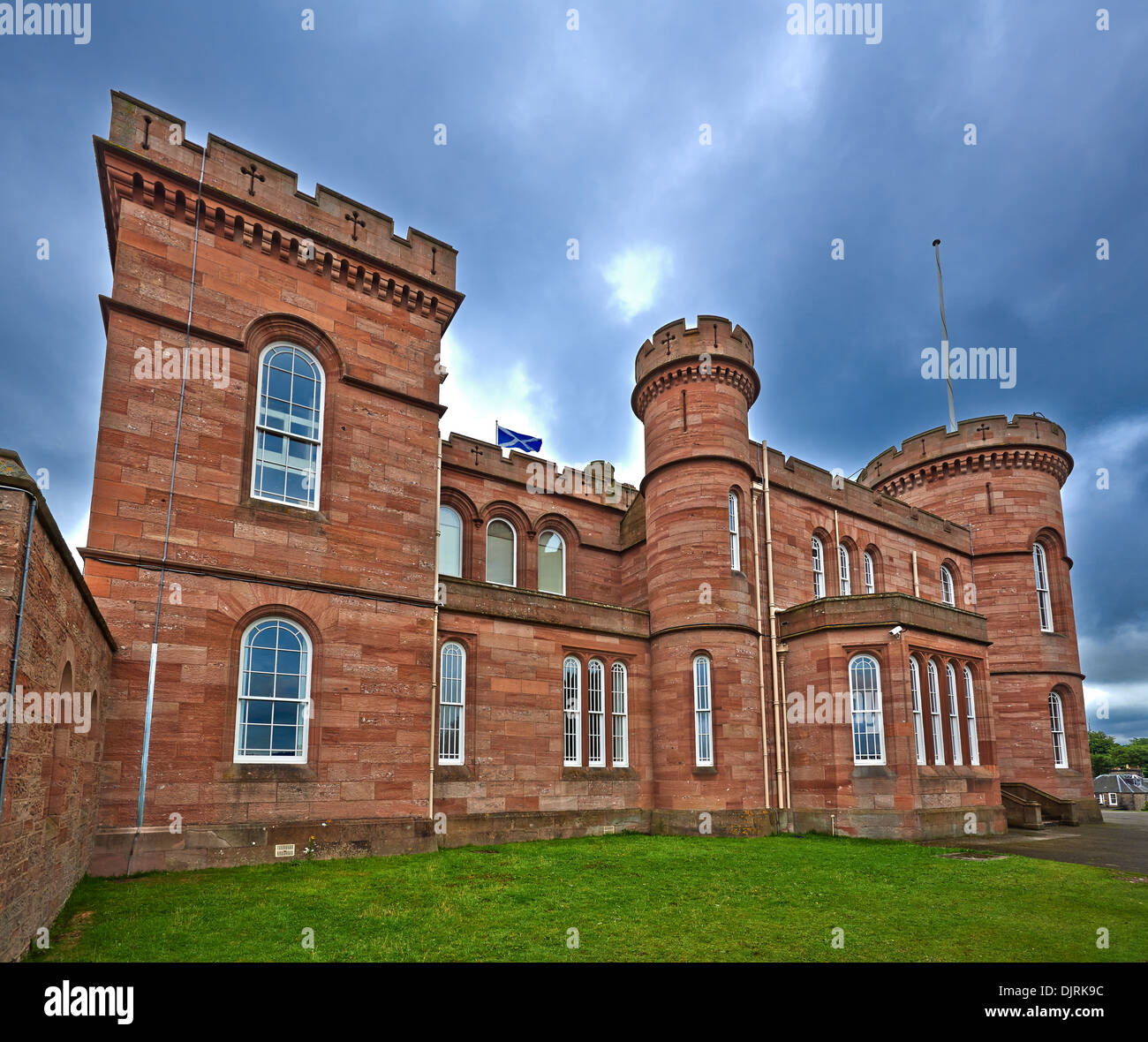 Le Château d'Inverness en Écosse se trouve sur une falaise surplombant la rivière Ness, à Inverness, Écosse Banque D'Images