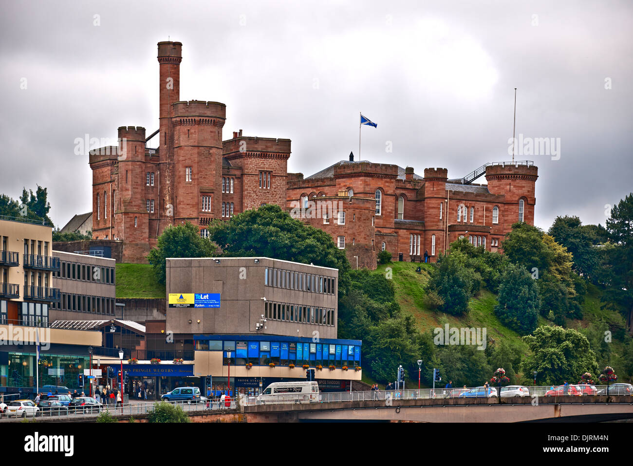 Le Château d'Inverness en Écosse se trouve sur une falaise surplombant la rivière Ness, à Inverness, Écosse Banque D'Images
