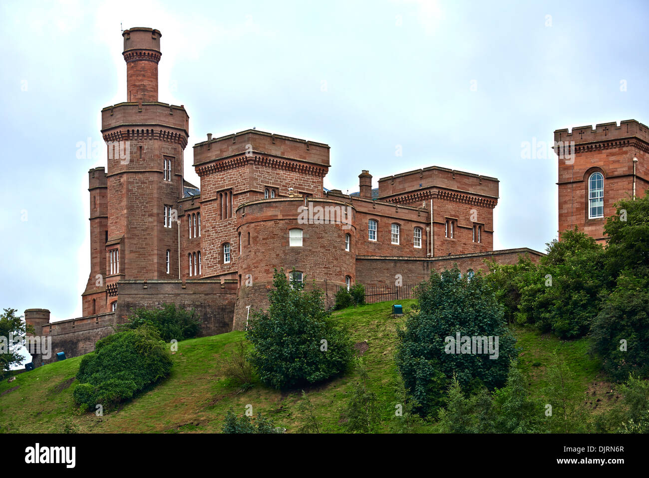 Le Château d'Inverness en Écosse se trouve sur une falaise surplombant la rivière Ness, à Inverness, Écosse Banque D'Images