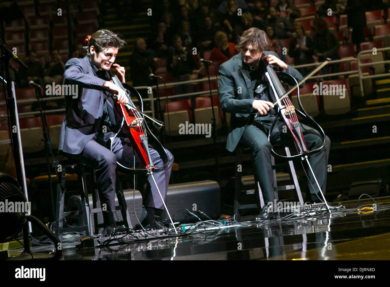 Detroit, Michigan, USA. 29 nov., 2013. Duo violoncelle LUKA SULIC et STJEPAN HAUSER de '2Cellos' exécuter au Joe Louis Arena de Détroit. Crédit : Marc Nader/ZUMA/ZUMAPRESS.com/Alamy fil Live News Banque D'Images