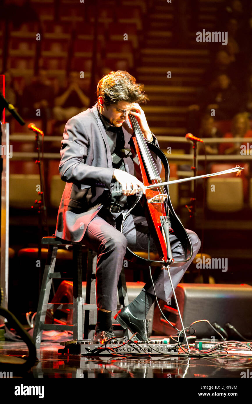 Detroit, Michigan, USA. 29 nov., 2013. Le violoncelliste LUKA SULIC de '2Cellos' fonctionne à la Joe Louis Arena de Détroit. Crédit : Marc Nader/ZUMA/ZUMAPRESS.com/Alamy fil Live News Banque D'Images