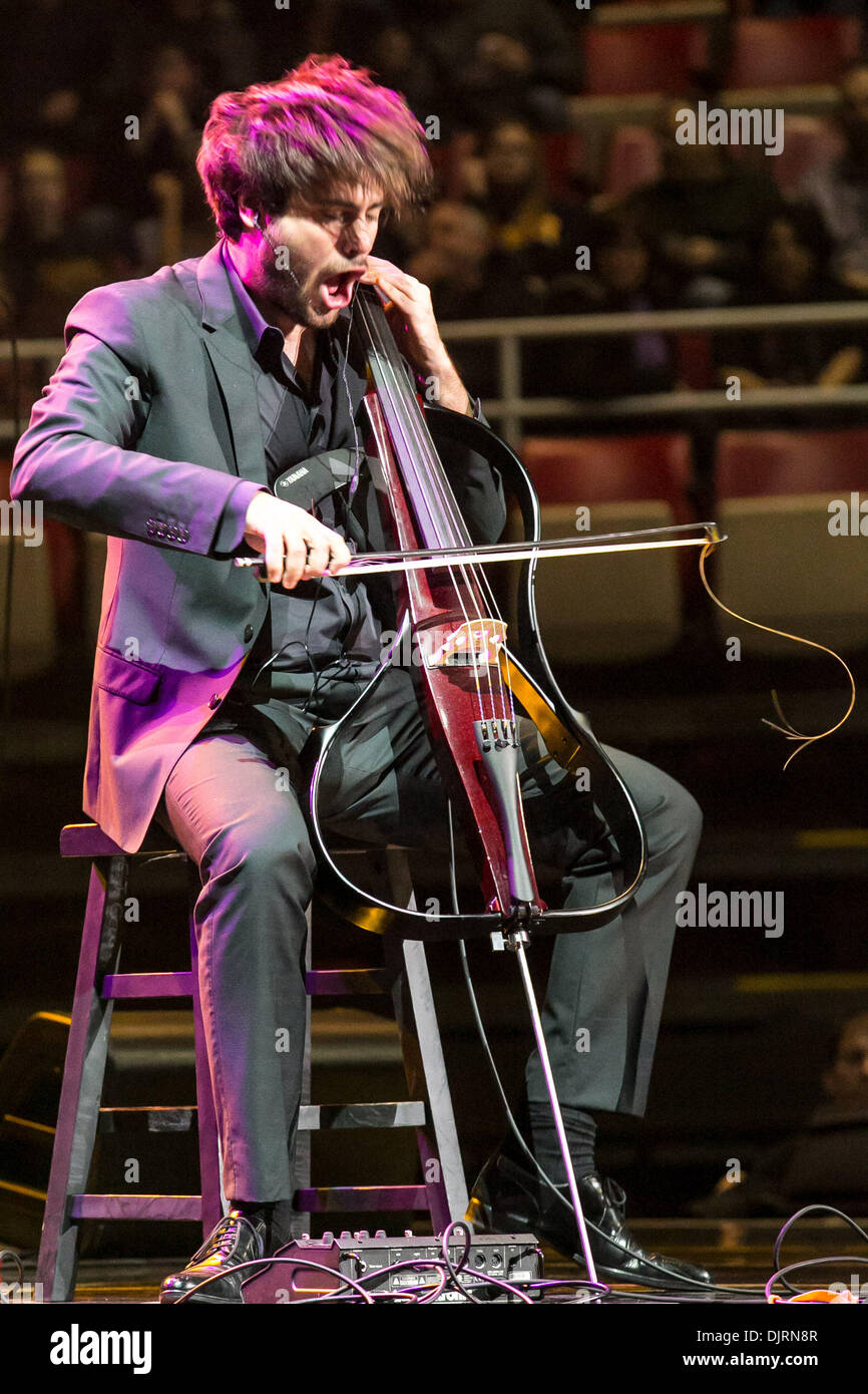 Detroit, Michigan, USA. 29 nov., 2013. Le violoncelliste STJEPAN HAUSER de  '2Cellos' fonctionne à la Joe Louis Arena de Détroit. Crédit : Marc  Nader/ZUMA/ZUMAPRESS.com/Alamy fil Live News Photo Stock - Alamy