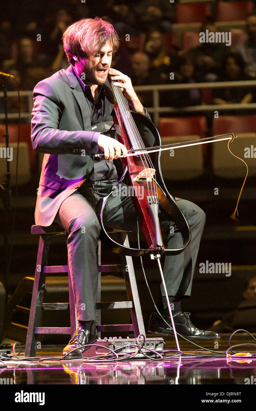 Detroit, Michigan, USA. 29 nov., 2013. Le violoncelliste STJEPAN HAUSER de '2Cellos' fonctionne à la Joe Louis Arena de Détroit. Crédit : Marc Nader/ZUMA/ZUMAPRESS.com/Alamy fil Live News Banque D'Images